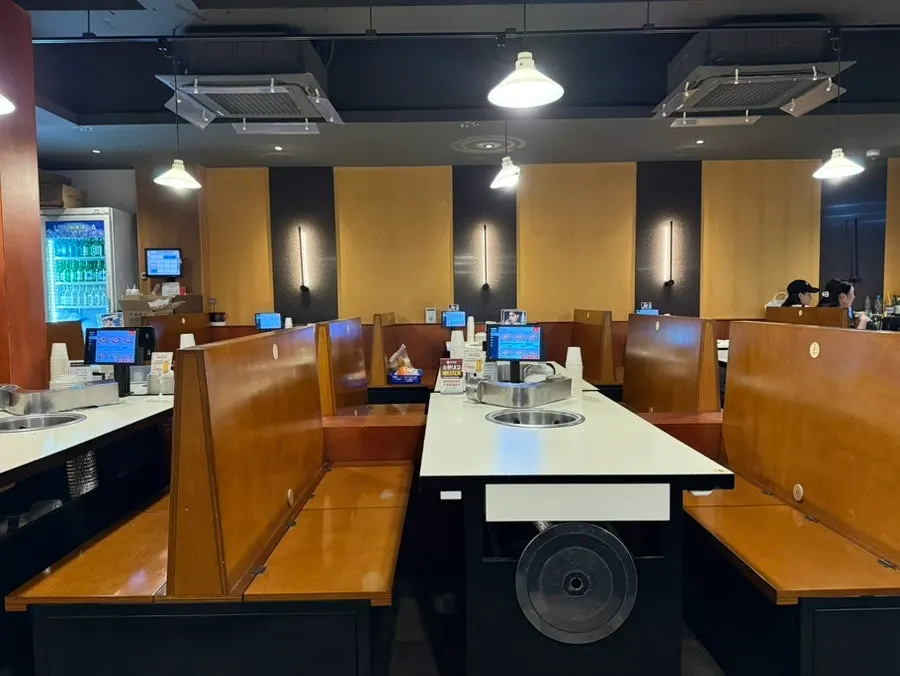초대창 당산역점 매장 내부 테이블