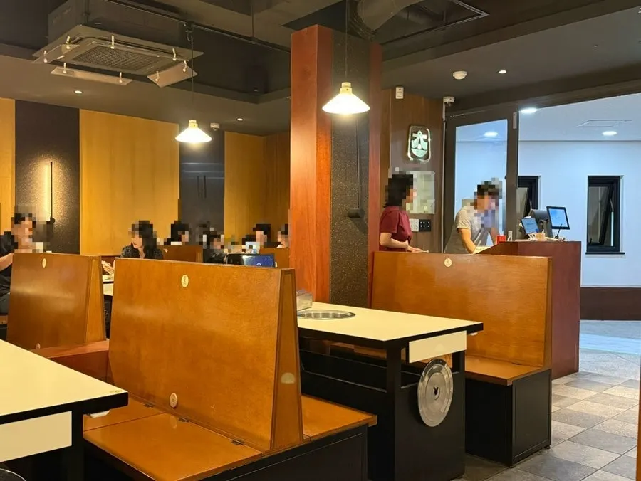 편하게 앉아 구워 먹기 좋은 곱창집 좌석
