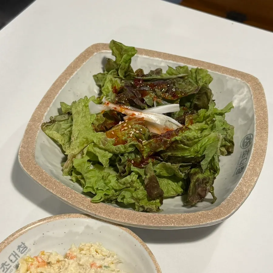 세 가지로 구성된 밑반찬 상차림
