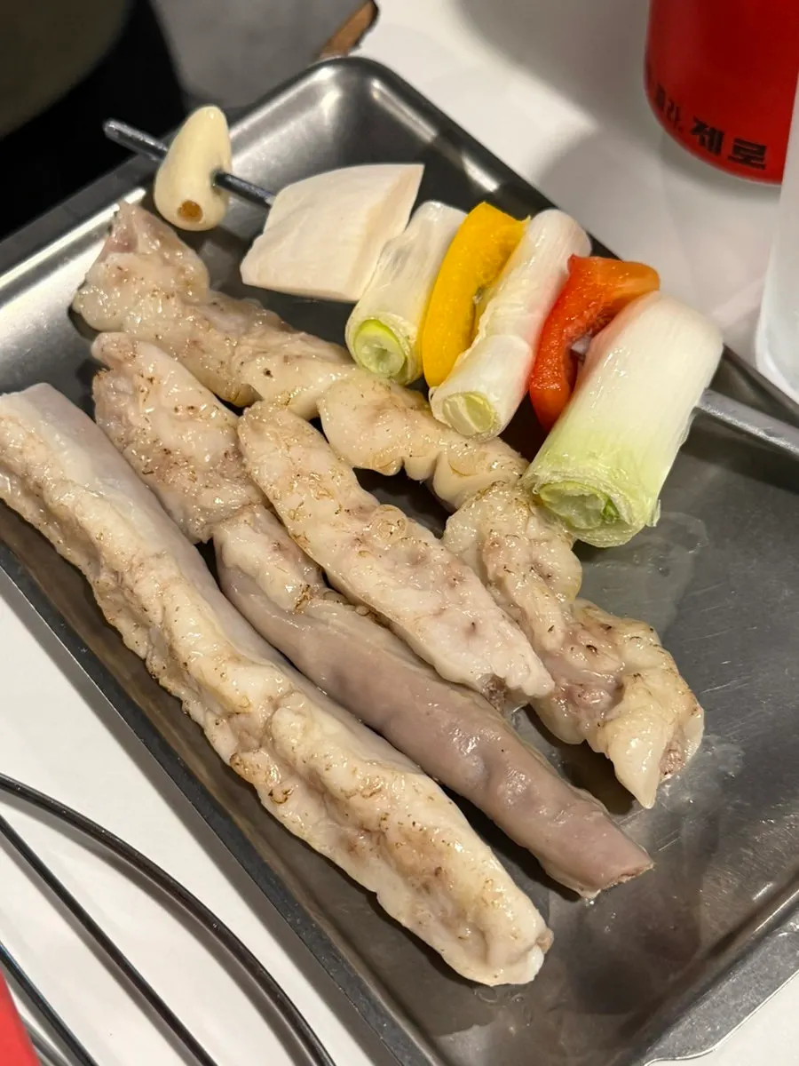 주문한 한우곱창구이와 양념 구이 상차림