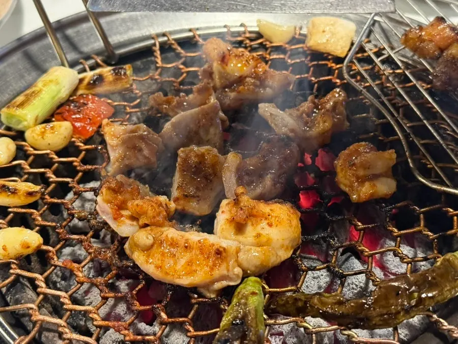 양념 막창과 곱창을 번갈아 먹는 불판