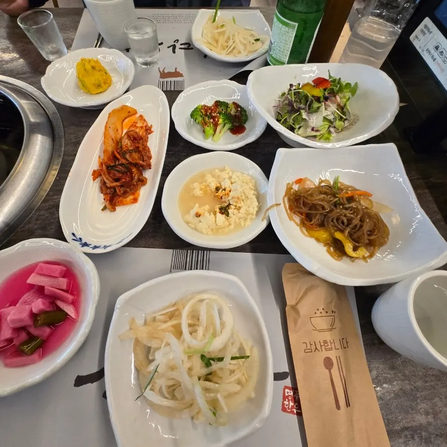 돼지갈비와 함께 차려진 기본찬 한 상