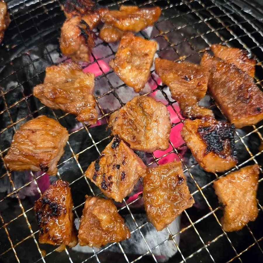 잘 익은 양념 돼지갈비 클로즈업
