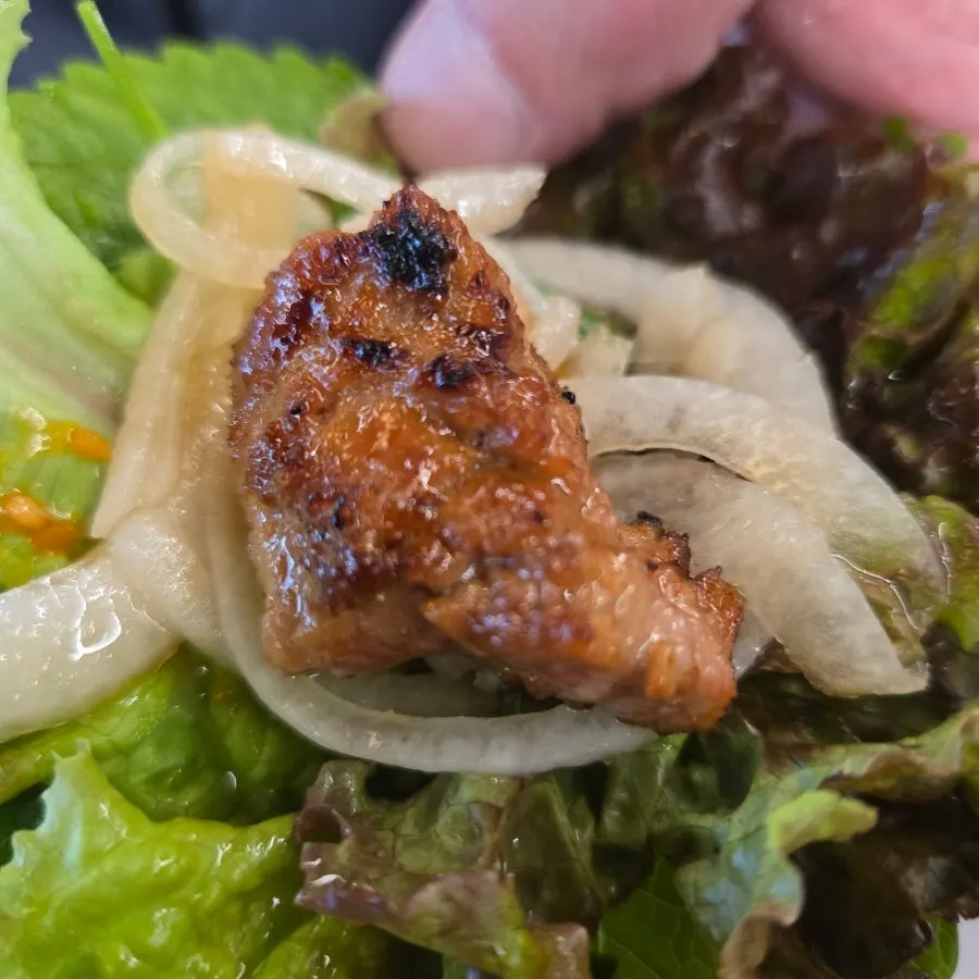 상추쌈에 올린 돼지갈비 한 점