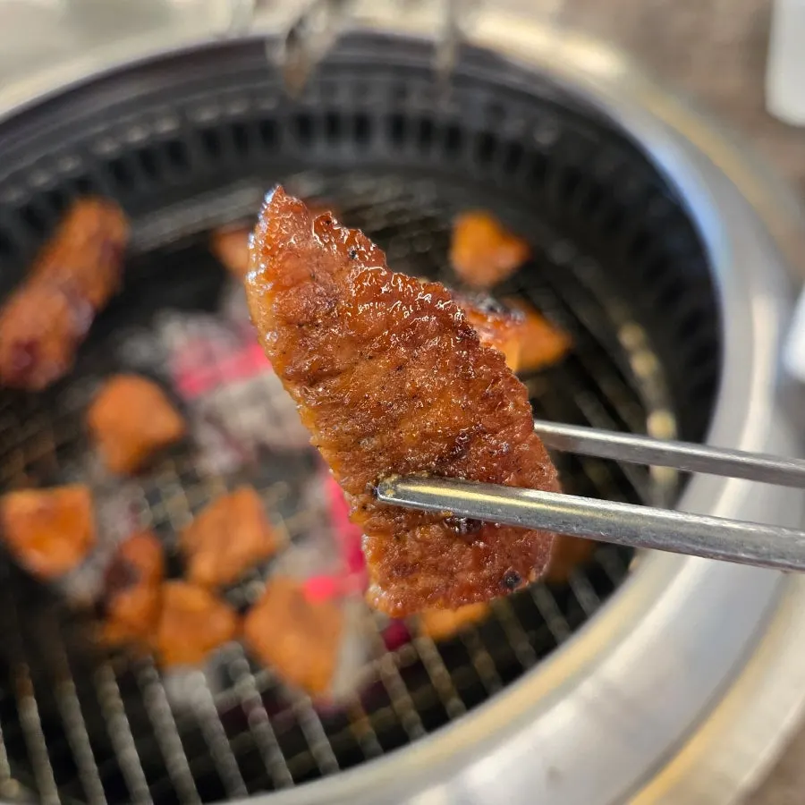 돼지갈비와 기본찬이 함께 놓인 상차림