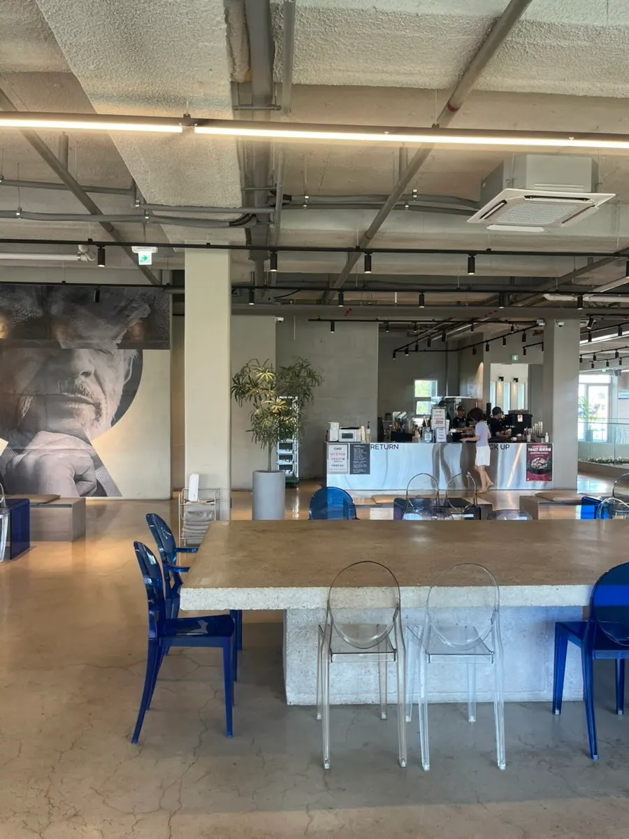 Full view of the first-floor bakery display case at Choi Main Branch