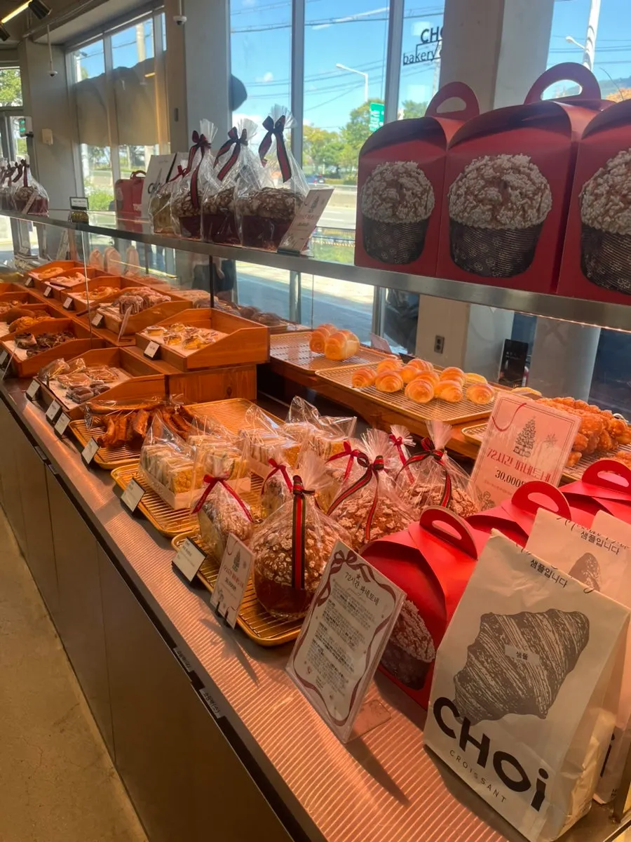 Assorted breads on the bakery display shelves at Choi Main Branch
