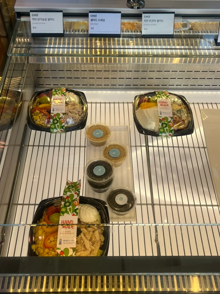 Best-selling breads on display at Choi Main Branch