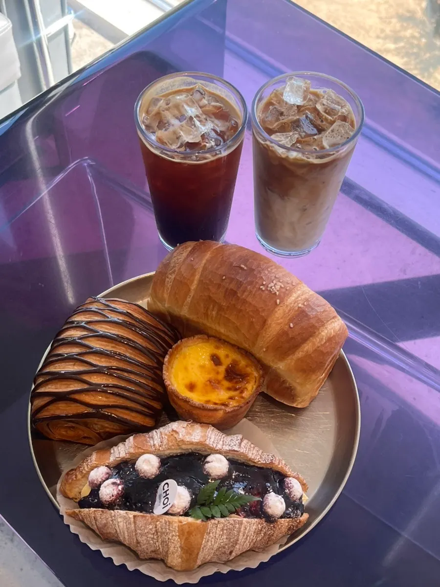 Table with the ordered 4 breads and 2 coffees