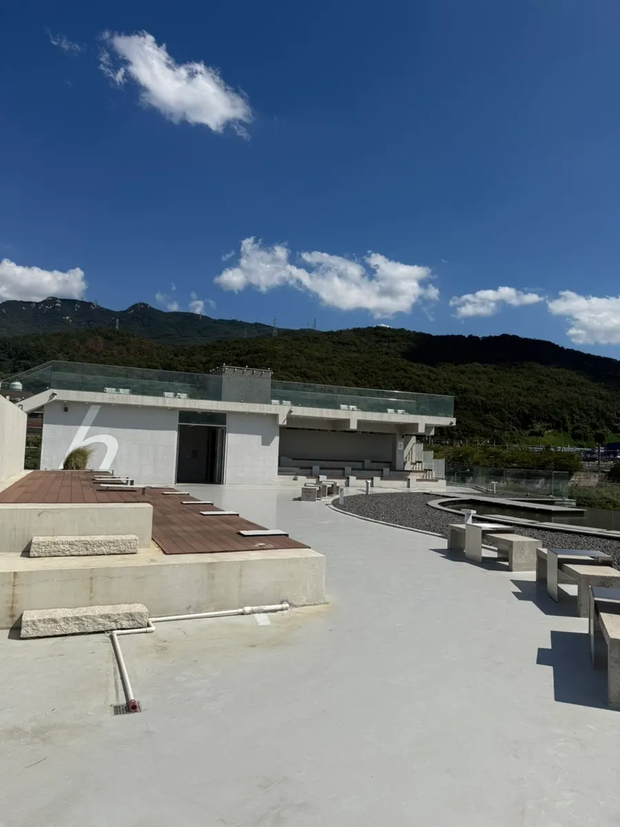 Third-floor rooftop space