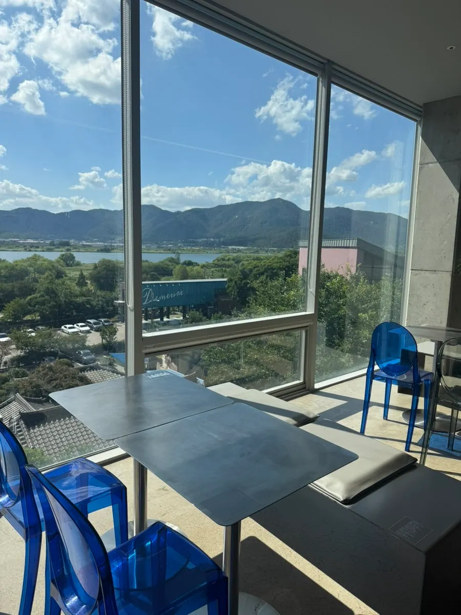 Window seats overlooking the Nakdong River