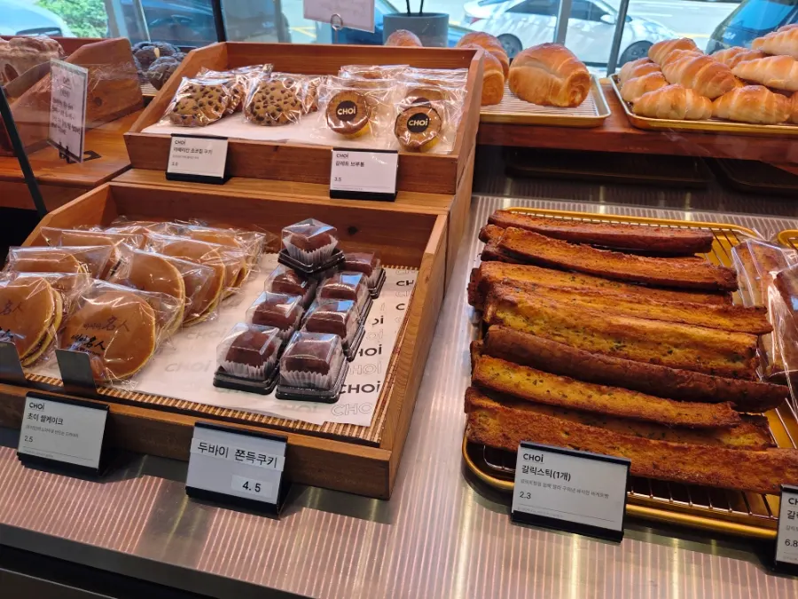 초이 본점 1층 빵 진열 코너