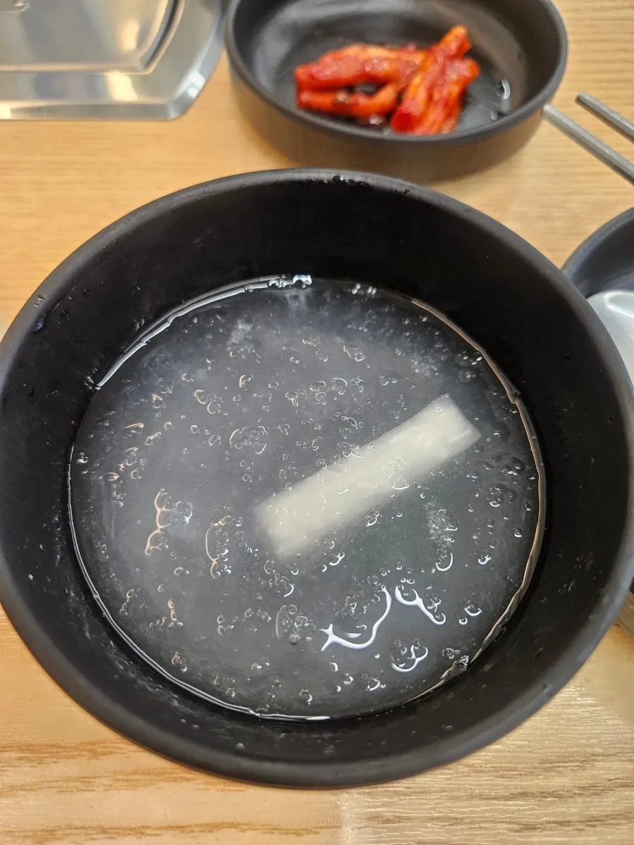 끓기 시작한 부대찌개 국물