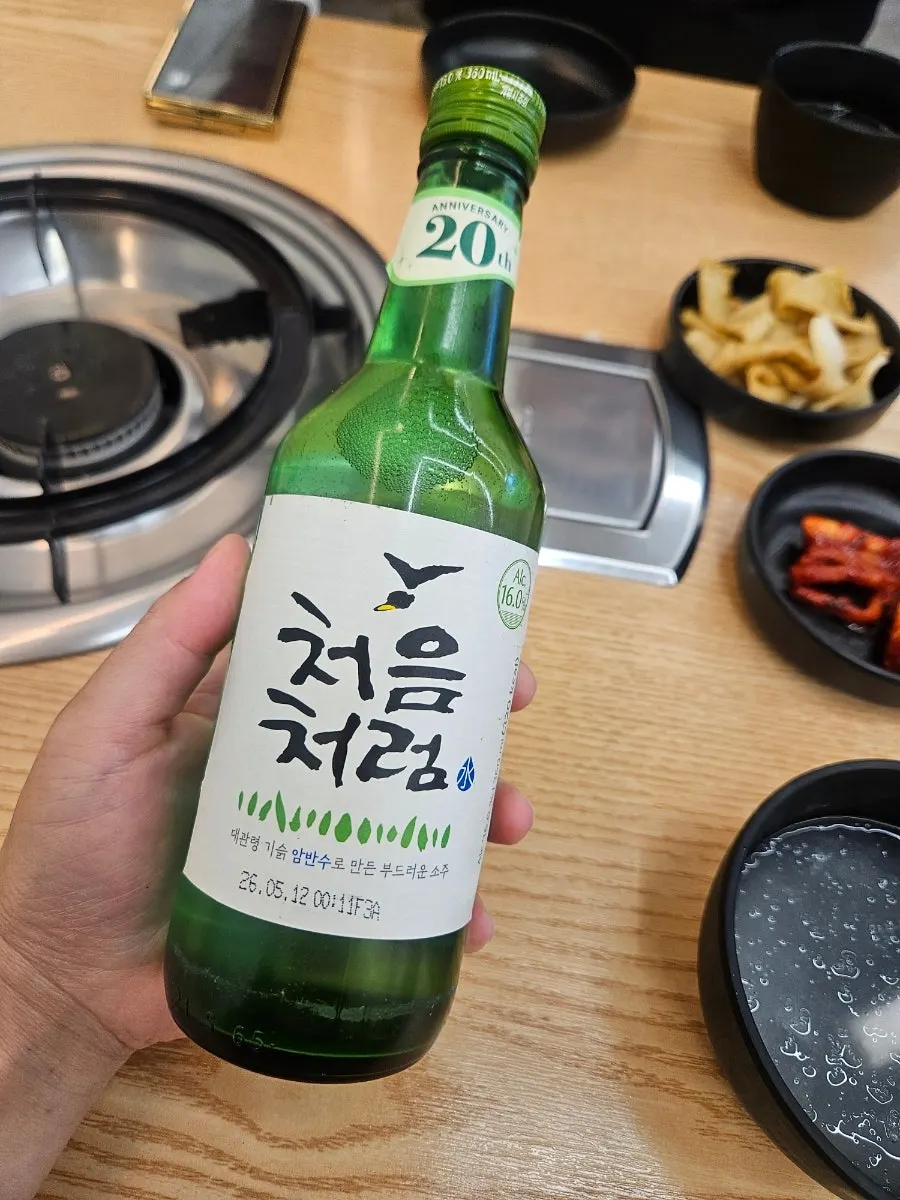 건더기를 건져 올린 부대찌개 한 숟갈