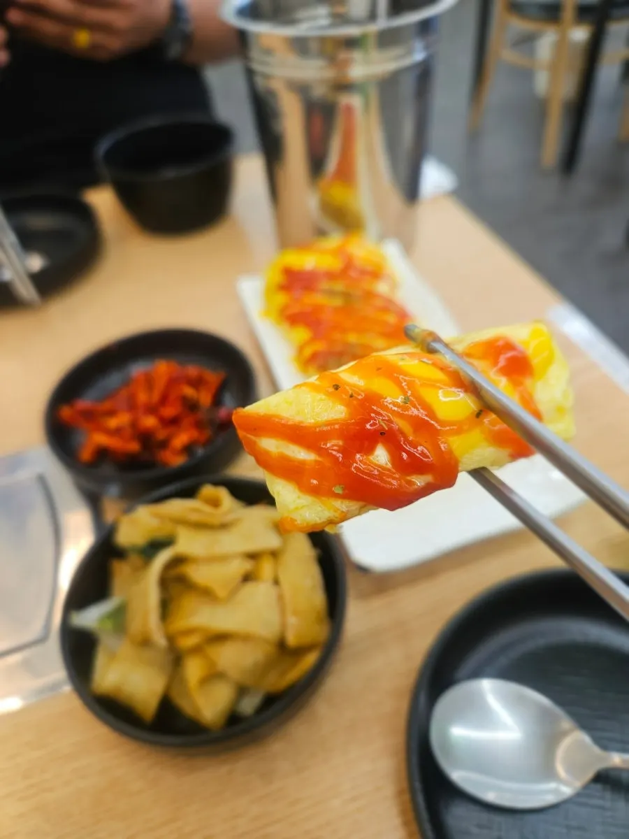 벽에 걸린 메뉴 사진들