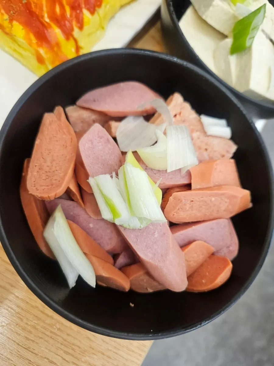 계란말이 단면과 부대찌개