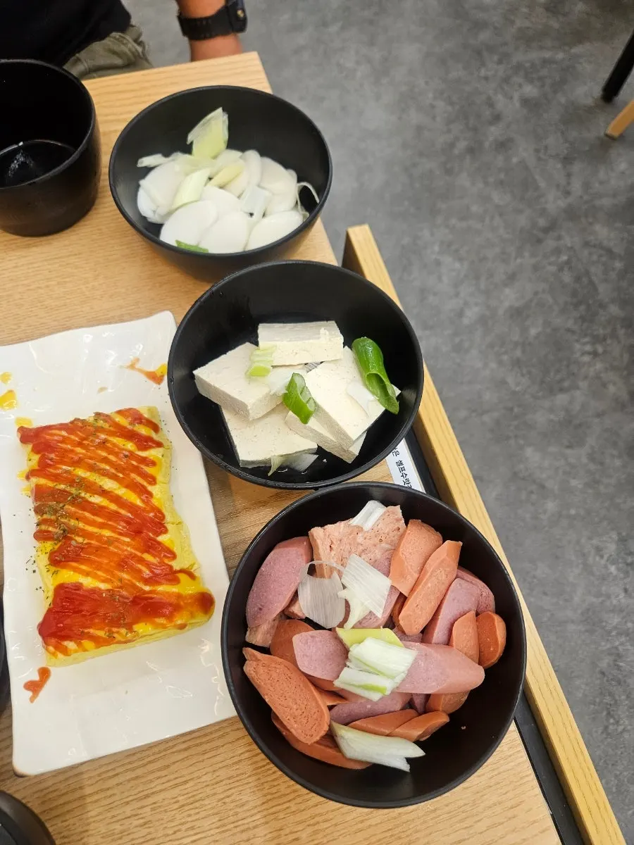 셀프코너에서 가져온 단촐한 반찬