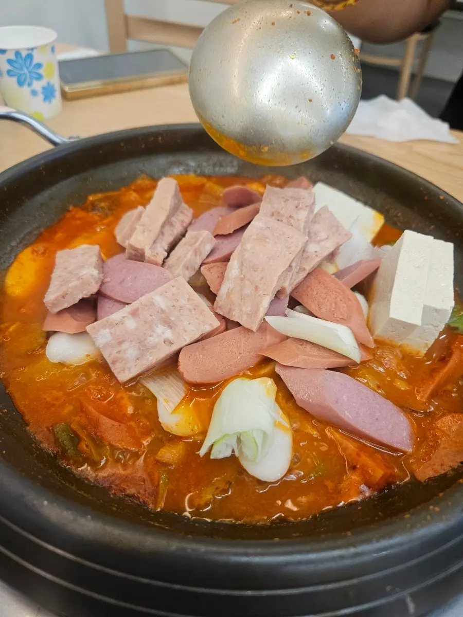 계란말이 한 점을 집어 올린 모습