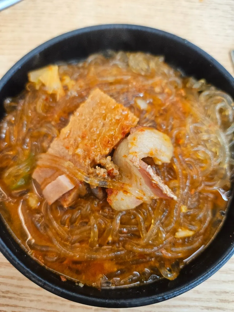 부대찌개와 계란말이, 밥 함께 놓인 테이블