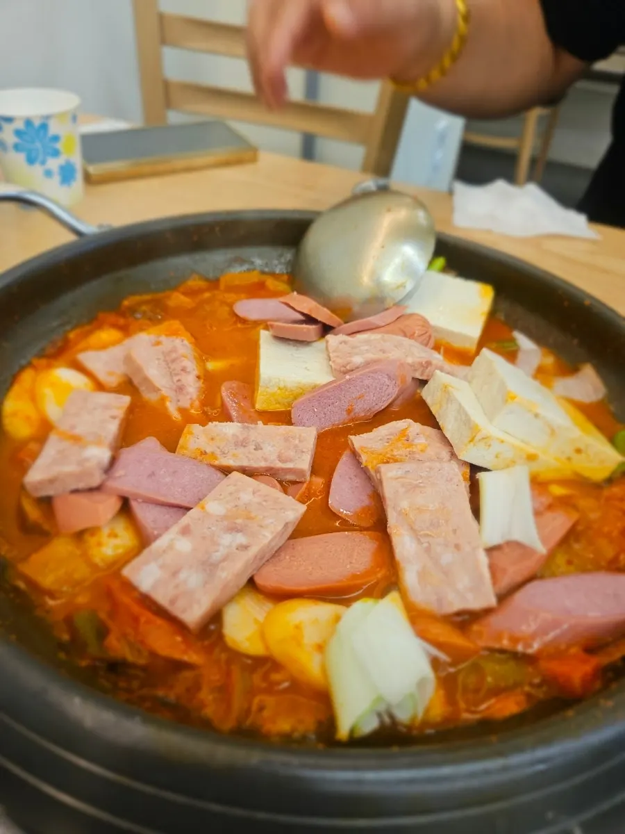 끓여서 진해진 부대찌개 국물과 소주