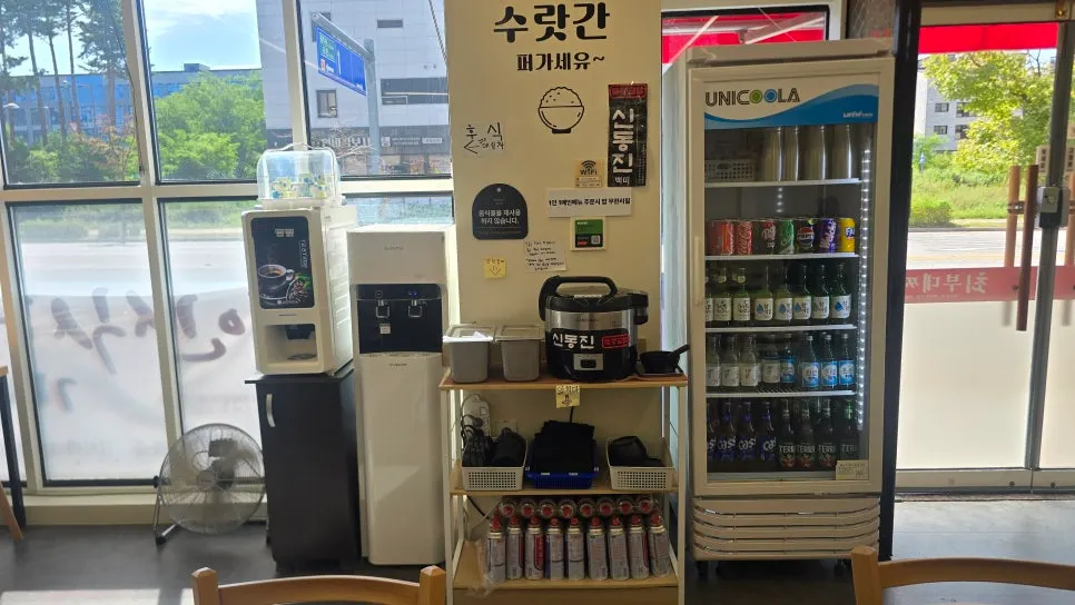 부대찌개와 부대볶음, 냉면, 제육볶음이 있는 메뉴판