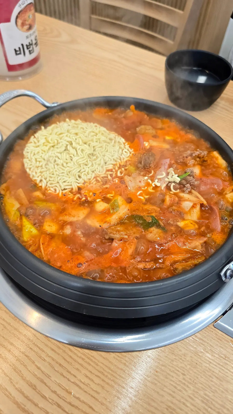 라면사리를 넣고 끓인 최부대찌개