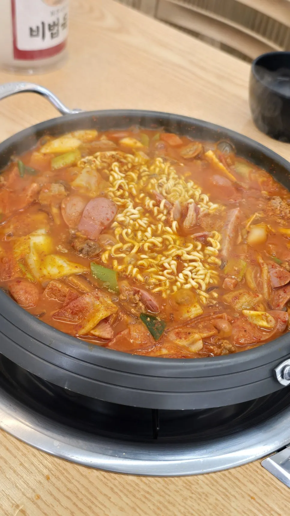 햄과 소세지가 들어간 부대찌개 국물