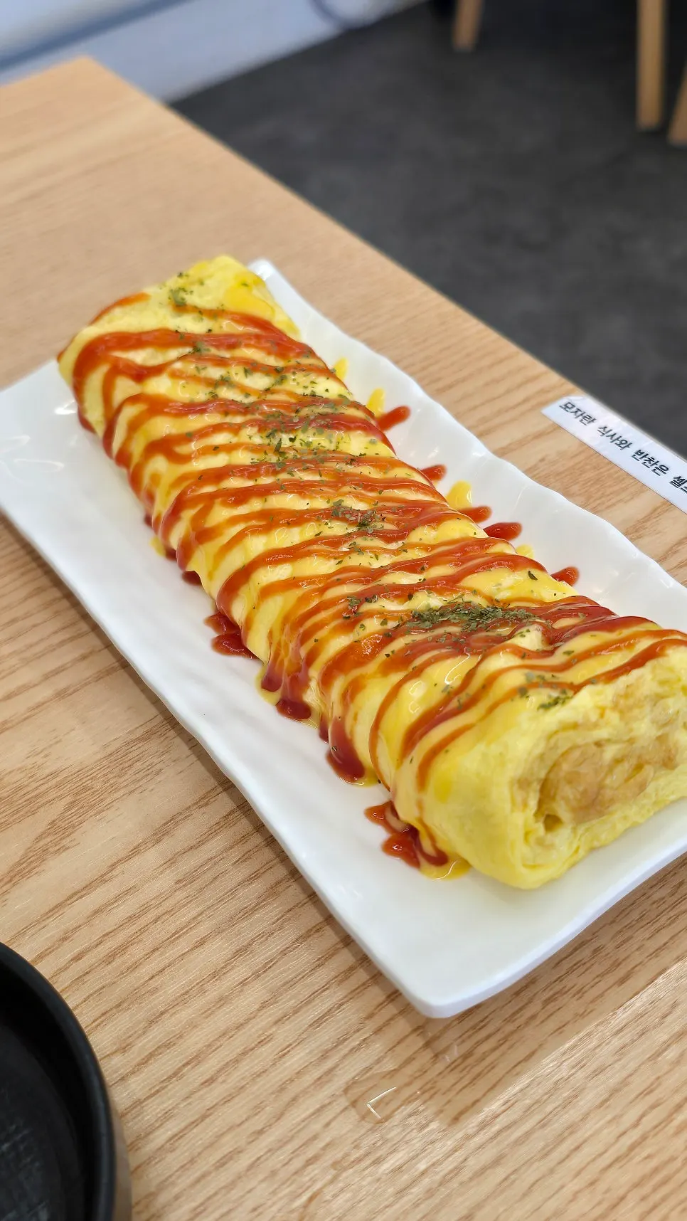 부대찌개 국물에 밥과 햄을 곁들인 한 숟갈