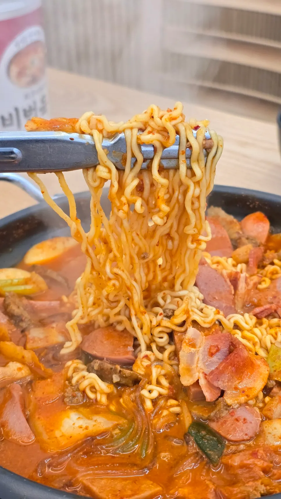 케찹 소스를 뿌린 두툼한 계란말이