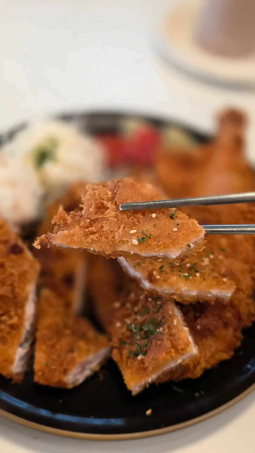 큼지막하게 썰린 연어 후토마끼 단면