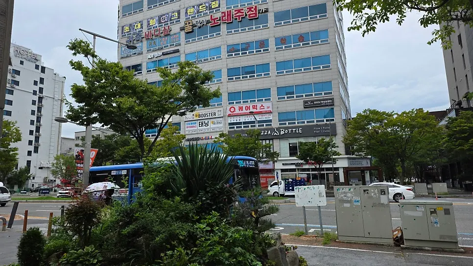 초이다이닝 입구에 세워진 메뉴 배너