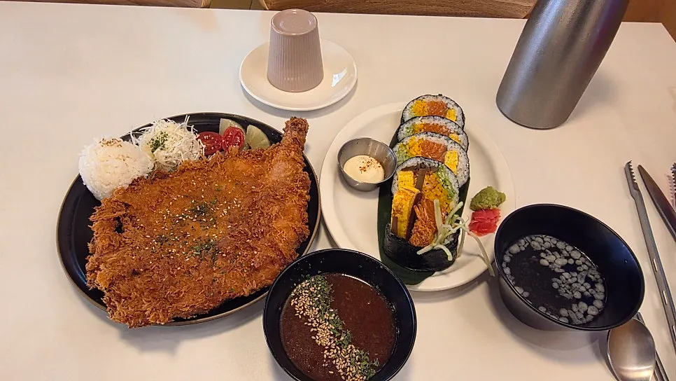 주문한 뼈돈카츠와 연어 후토마끼 두 접시