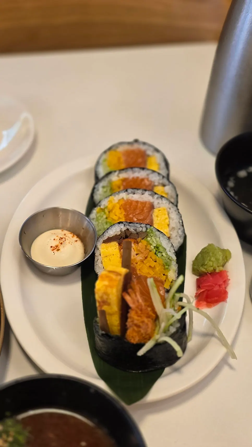 연어가 두툼하게 들어간 후토마끼 조각