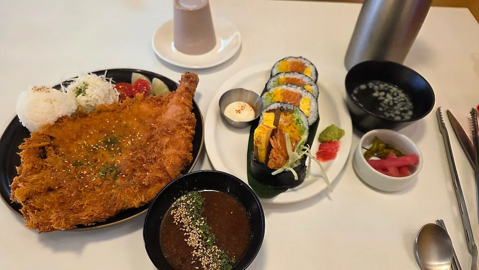 돈카츠와 후토마끼를 함께 놓은 식사 마무리 상차림
