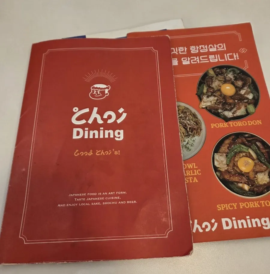 매장 한쪽에 놓인 귀여운 소품과 캐릭터 인형