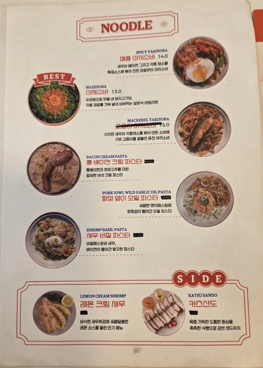 장식장에 진열된 캐릭터 소품
