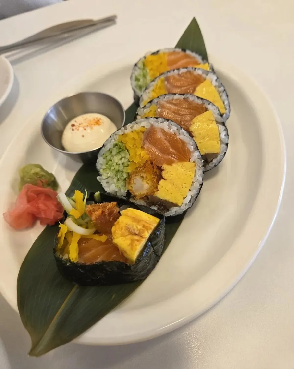 속재료가 꽉 찬 연어후토마끼 5조각
