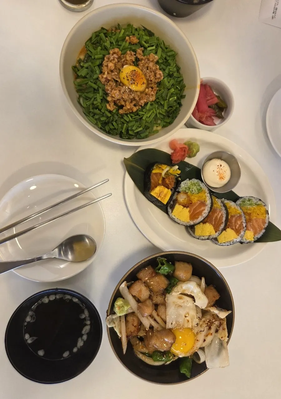식사를 마친 초이다이닝 테이블