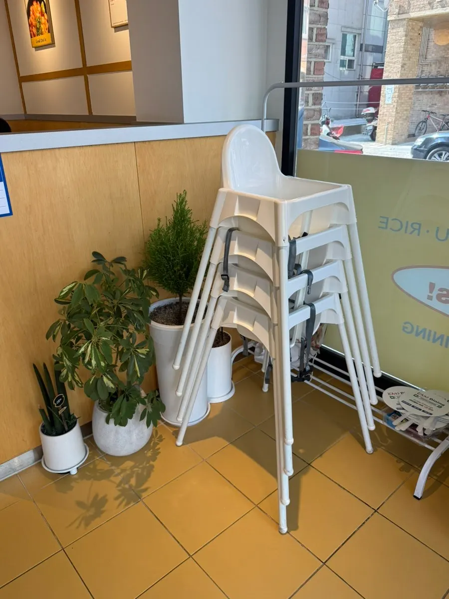 Widely spaced tables and clean interior