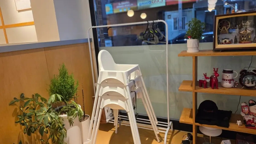 아기 식기에 담긴 아이 식사