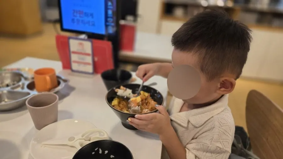 큐브연어동을 밥과 함께 비빈 모습