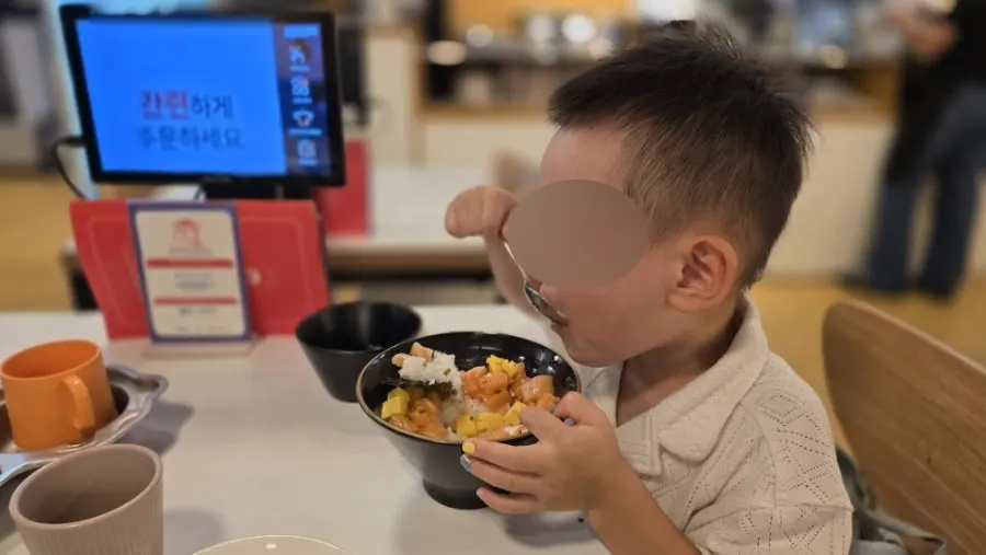 연어와 밥을 김에 올려 먹는 모습