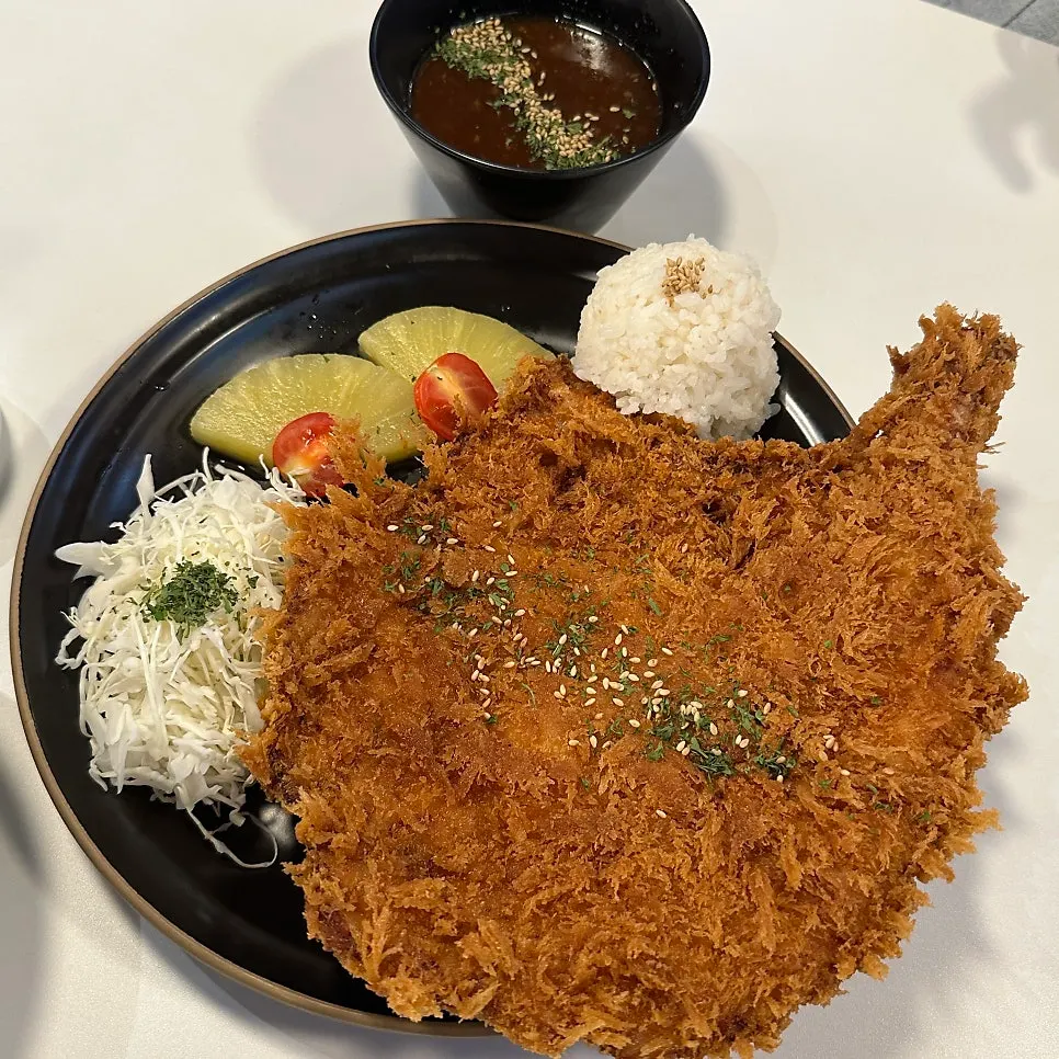 The oversized end piece of the futomaki roll