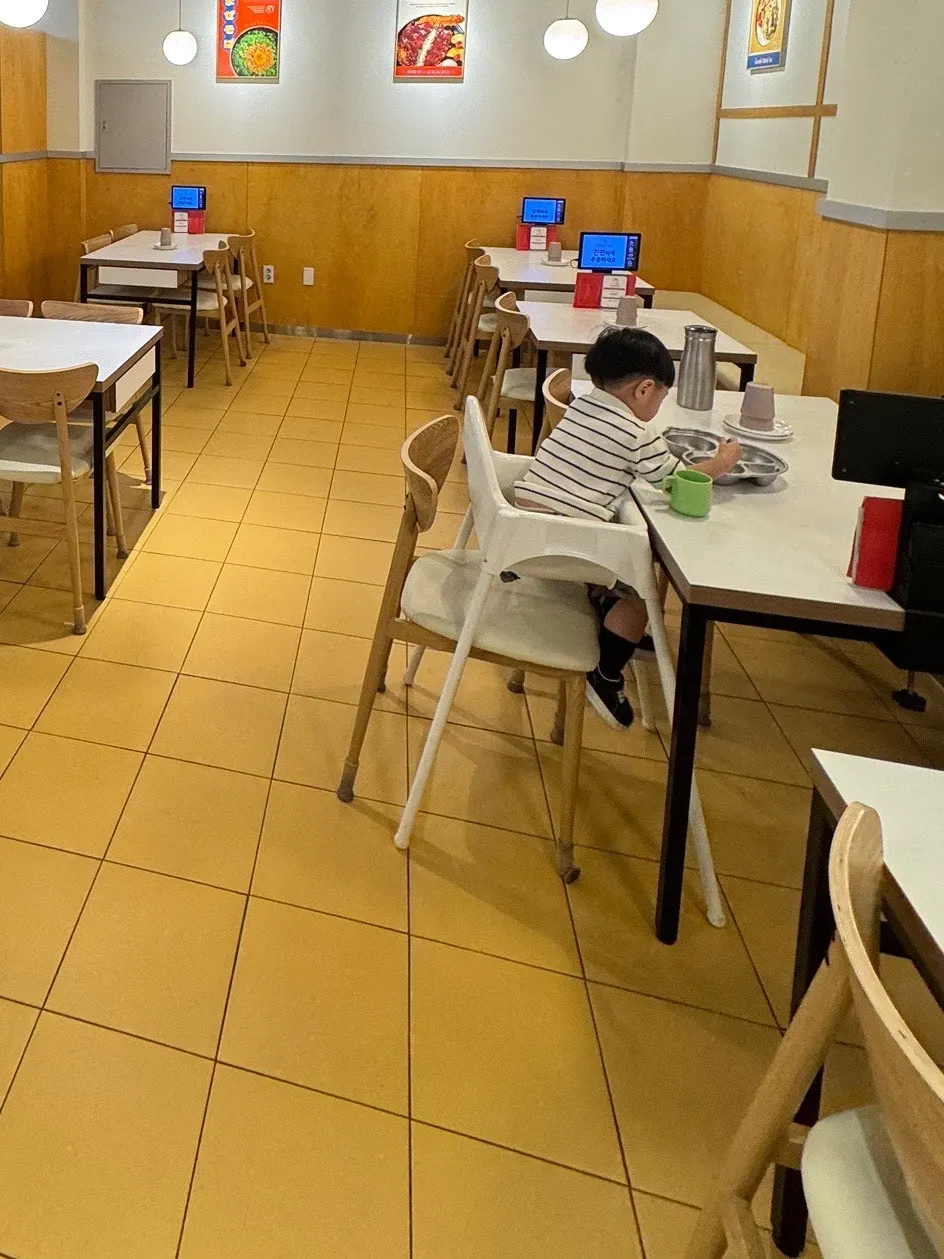 초이다이닝 관평점에 준비된 아기의자