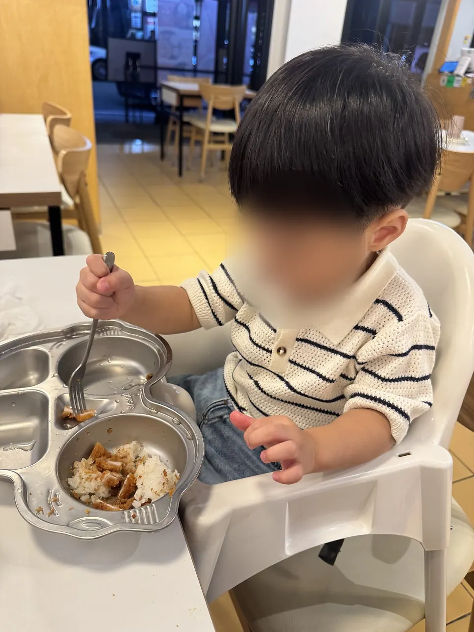 아이와 나눠 먹기 위해 덜어낸 돈카츠