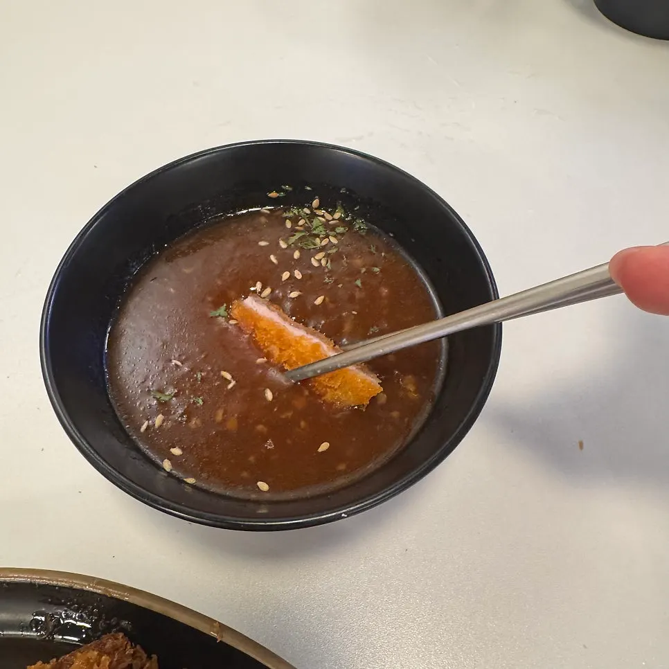 뼈 돈카츠 단면과 소스 종지