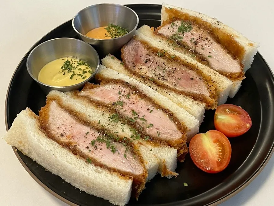 명이페스토와 방울토마토가 올라간 오일파스타