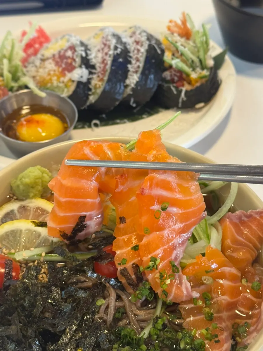 냉소바 위에 올려진 숙성 연어