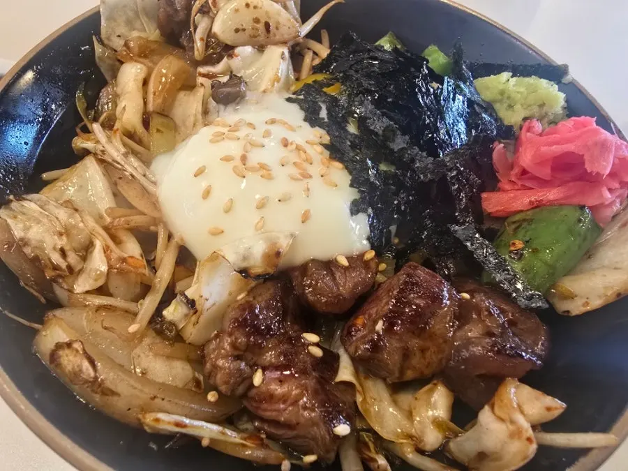 Large cube steak pieces with onion, mushroom and bean sprouts