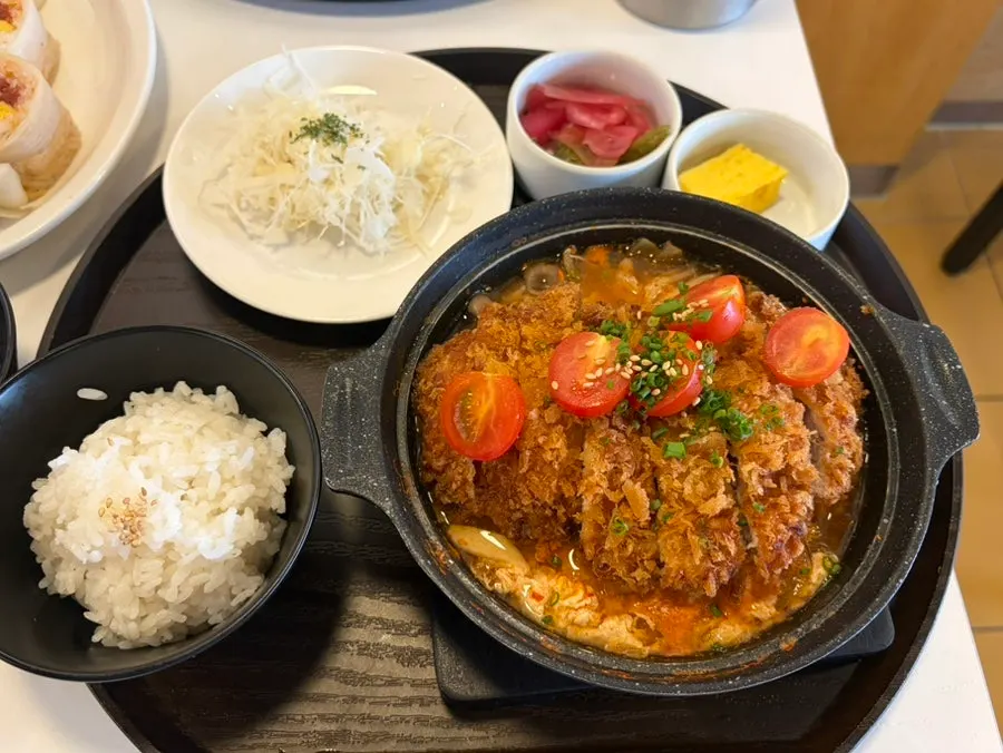 Kimchi katsudon with ripe tomato